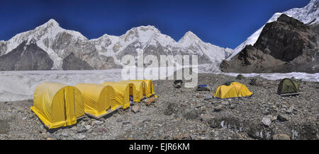 Scenic panorama di tende sul ghiacciaio Engilchek nella pittoresca Piazza Tian Shan mountain range in Kirghizistan Foto Stock