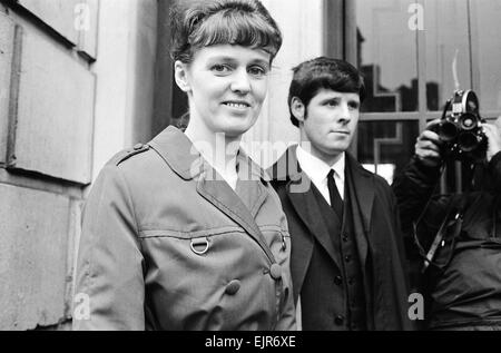 Reg Calvert omicidio caso 1966. Dorothy Calvert, vedova di Reg Calvert, raffigurato arrivando all' inchiesta che si terrà a Chelmsford Essex 27 Giugno 1966. Anche nella foto: Giovanni Wileman si sosteneva che il signor Calvert è stato sparato e ucciso presso la casa del grande Oliver Smedley in Wendens ambone vicino a Saffron Walden (21 giugno). Reg Calvert era a capo del rivale pirata radio della stazione Radio City & manager delle fortune gruppo pop. Principali Oliver Smedley più successivamente è stato assolto dall accusa di omicidio per motivi di autodifesa. *** Caption locale *** moglie Foto Stock