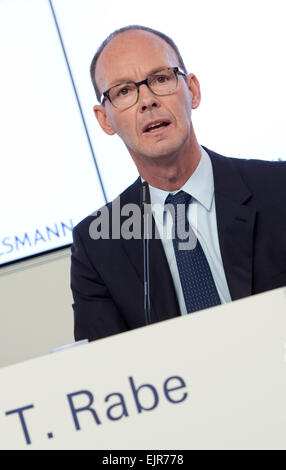 Berlino, Germania. 31 Mar, 2015. Thomas Rabe, il CEO di Bertelsmann, siede alla media corporation conti annuali della conferenza stampa tenutasi a Berlino, Germania, 31 marzo 2015. Foto: JOERG CARSTENSEN/dpa/Alamy Live News Foto Stock