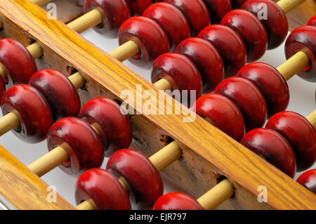 Chinese abacus macro closeup che mostra entrambe le righe Foto Stock
