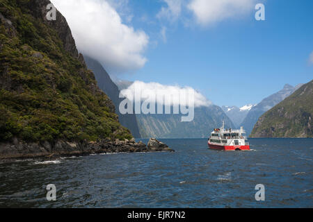 La crociera intorno a Milford Sound, South Island, in Nuova Zelanda nel mese di gennaio Foto Stock