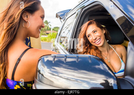 Donna sorridente parlando in auto Foto Stock