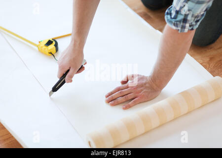 Close up dei maschi di mani carta da parati di taglio Foto Stock