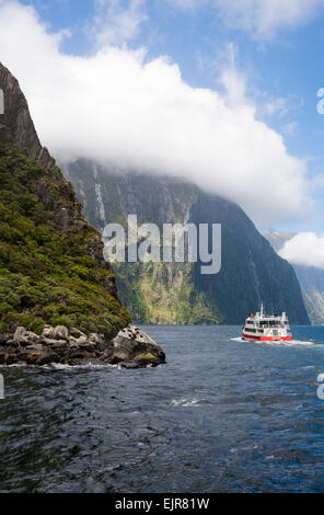 La crociera intorno a Milford Sound, South Island, in Nuova Zelanda nel mese di gennaio Foto Stock