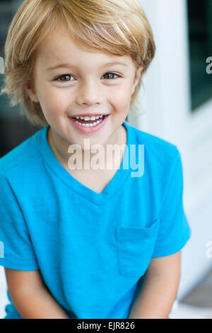 Ragazzo caucasico sorridente all'aperto Foto Stock