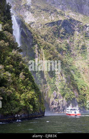 La crociera intorno a Milford Sound, South Island, in Nuova Zelanda nel mese di gennaio Foto Stock