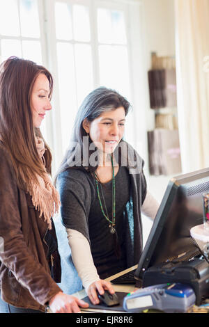 I dipendenti che lavorano nel negozio di abbigliamento Foto Stock