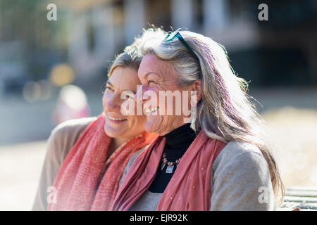 Caucasian madre e figlia seduti all'aperto Foto Stock