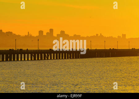 Silhouette di San Francisco skyline della città su autostrada sulla baia Foto Stock