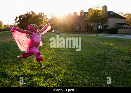 African American Girl dancing in costume principessa Foto Stock