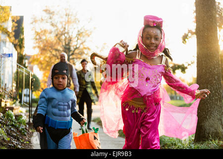 African American bambini ingann-o-trattare su Halloween Foto Stock