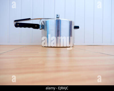 GOMEL, Bielorussia - Marzo 1, 2015: Doppia caldaia realizzata in tempi sovietici. Foto Stock