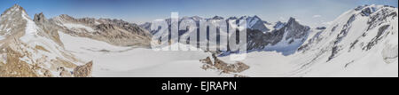 Scenic panorama delle cime delle montagne più alte in Ala Archa parco nazionale in Piazza Tian Shan mountain range in Kirghizistan Foto Stock