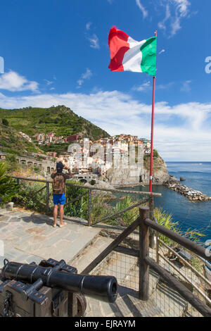 Bandiera a Manarola, Cinque Terre Liguria, Italia Foto Stock