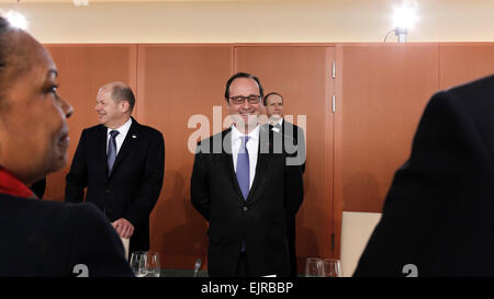 Berlino, Germania, 31 Mar, 2015. Sessione plenaria del Consiglio dei ministri con il Presidente della Repubblica francese, Franois hollande, dal Cancelliere Merkel realizzato presso la cancelleria federale della Repubblica federale di Germania il 31 marzo 2015 a Berlino, Germania./Immagine: Franois Hollande, Presidente della Francia. Credito: Reynaldo Chaib Paganelli/Alamy Live News Foto Stock