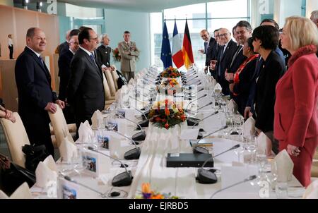 Berlino, Germania. 31 Mar, 2015. Il Presidente francese Francois Hollande (2 L) arriva per un pranzo di lavoro tra i membri dei governi francese e tedesco a Berlino il 31 marzo 2015. Credito: dpa picture alliance/Alamy Live News Foto Stock