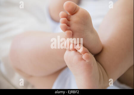 In prossimità dei piedi di razza mista baby Foto Stock