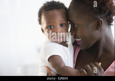 Close up della madre nera tenendo figlio Foto Stock