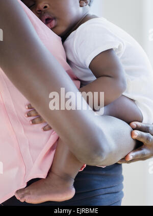 Nero azienda madre figlio che dorme Foto Stock