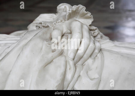Le mani su un memoriale di marmo a William Connor Magee (1821 - 1891) presso la cattedrale di Peterborough, Regno Unito. Foto Stock