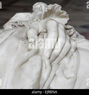 Le mani su una memoria marmorea a William Connor Magee (1821 - 1891) presso la cattedrale di Peterborough, Regno Unito. Foto Stock