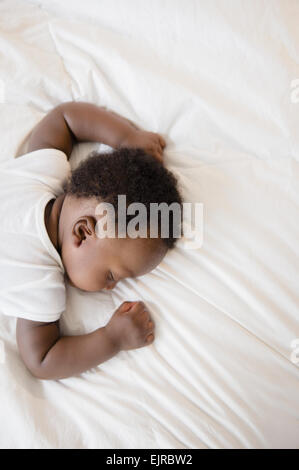 Vista aerea del bambino nero bambino addormentato sul letto Foto Stock