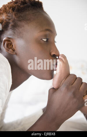 Close up della madre nera baciare i piedi del bambino Foto Stock