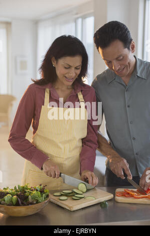 Giovane tritare verdure in cucina Foto Stock