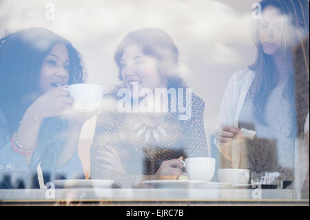 Le donne di bere il caffè nella caffetteria Foto Stock