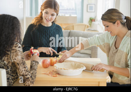 Donne torta da forno in cucina Foto Stock