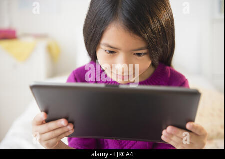 Sorridente ragazza vietnamita con tavoletta digitale Foto Stock