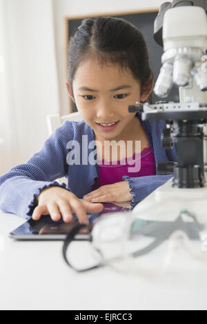 Studente vietnamita fare scienza esperimento in aula Foto Stock