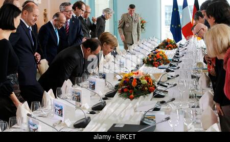 Berlino, Germania. 31 Mar, 2015. Il cancelliere tedesco Angela Merkel centro (L) e il Presidente francese Francois Hollande assistere ad un pranzo di lavoro tra le loro delegazioni a Berlino il 31 marzo 2015. Credito: dpa picture alliance/Alamy Live News Foto Stock