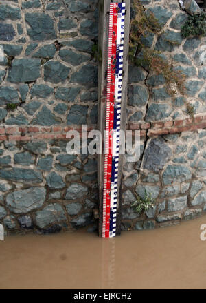 Srinagar, Indiano Kashmir amministrato. Il 31 marzo, 2015. Una vista del fiume Jehlum dopo che l'acqua ha iniziato ritirando vicino Amirakadal bridge a Srinagar Credito: Sofi Suhail/Alamy Live News Foto Stock