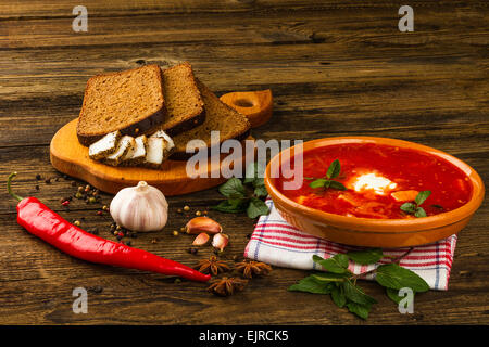 Borsch ucraino con peperoncino e aglio su sfondo di legno Foto Stock