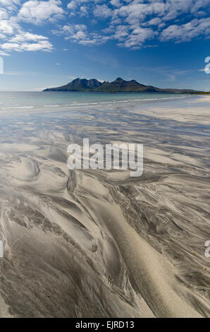 Vista dell isola di rum da laig bay isola di eigg Foto Stock