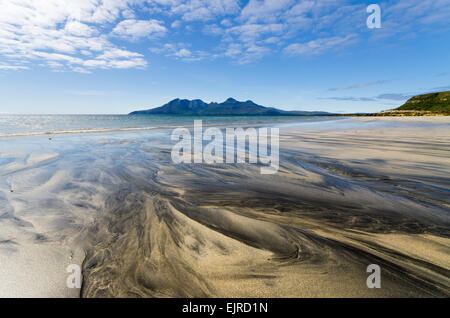 Vista dell isola di rum da laig bay isola di eigg Foto Stock