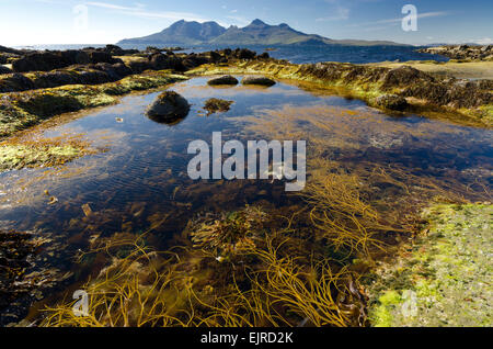 Vista dell isola di rum da laig bay isola di eigg Foto Stock