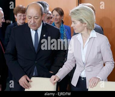 Berlino, Germania. 31 Mar, 2015. Ministro tedesco della difesa, Ursula von der Leyen (R) e il suo omologo francese Jean-Yves Le Drian arrivare per un pranzo di lavoro tra i membri dei governi francese e tedesco a Berlino, Germania, 31 marzo 2015. Credito: dpa picture alliance/Alamy Live News Foto Stock