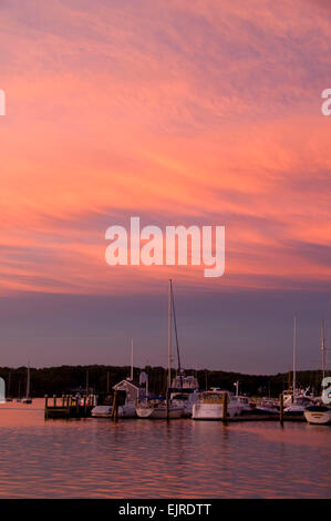 Alba con barche a vela sul fiume Connecticut, fiume Connecticut Museum, Essex Connecticut Foto Stock
