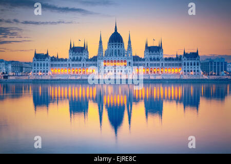 Budapest. Immagine del parlamento ungherese di Budapest durante il sunrise. Foto Stock