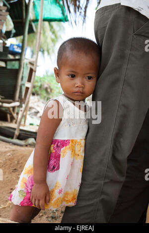 Fisherman Village - lifestyle, Kep Cambogia. Timida ragazzina. Foto Stock