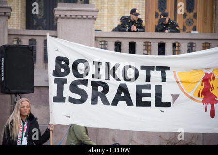 Gli attivisti di solidarietà tenere un banner di lettura "Boicottare Israele' durante una manifestazione di protesta di fronte al parlamento norvegese, edificio Stortinget, Oslo, 30 marzo 2015. La protesta ha avuto luogo sulla terra il giorno, quando i palestinesi commemorano la confisca del palestinese-terreni di proprietà dello Stato di Israele nel 1976. Foto Stock