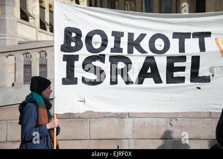 Gli attivisti di solidarietà tenere un banner di lettura "Boicottare Israele' durante una manifestazione di protesta di fronte al parlamento norvegese, edificio Stortinget, Oslo, 30 marzo 2015. La protesta ha avuto luogo sulla terra il giorno, quando i palestinesi commemorano la confisca del palestinese-terreni di proprietà dello Stato di Israele nel 1976. Foto Stock