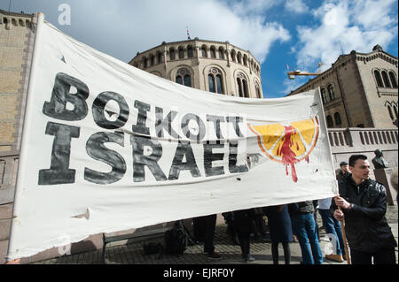 Gli attivisti di solidarietà tenere un banner di lettura "Boicottare Israele' durante una manifestazione di protesta di fronte al parlamento norvegese, edificio Stortinget, Oslo, 30 marzo 2015. Foto Stock