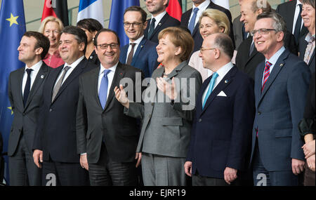 Berlino, Germania. 31 Mar, 2015. Il cancelliere tedesco Angela Merkel (anteriore C, CDU) e il Presidente francese Francois Hollande (anteriore 3-L) stand insieme durante una fotografia di gruppo per il XVIITedesco-francese Consiglio dei ministri con i membri di entrambi i governi in cancelleria a Berlino, Germania, 31 marzo 2015. Tra di loro ci sono, fila anteriore: Ministro tedesco dell'economia e dell'energia Sigmar GABRIEL (2-L, SPD) e il suo omologo francese Emmanuel Macron (L), il ministro tedesco degli Interni Thomas de Maiziere (R, CDU) e il suo omologo francese Bernard Cazeneuve (2-R). Credito: dpa picture alliance/Alamy Live News Foto Stock