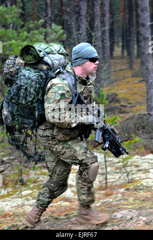 US Army ricognizione commando entra in una foresta dopo una infiltrazione di acqua durante la fase di esercizio di Funzionamento schermo di estate marzo 30, 2015 vicino Adazi Base Militare, Lettonia. Foto Stock