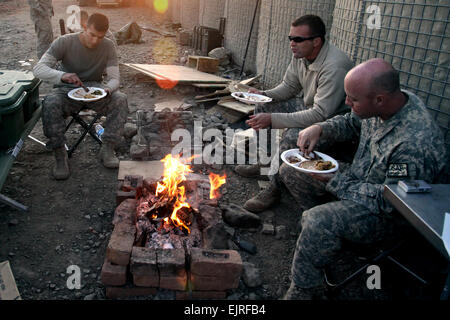 Stati Uniti I soldati dell esercito di mangiare il loro pasto del Ringraziamento sul combattimento avamposto Cherkatah, Khowst provincia, Afghanistan, nov. 26, 2009. I soldati sono dispiegati con società D, 3° Battaglione, 509a Reggimento di Fanteria. Il personale Sgt. Andrew Smith Foto Stock