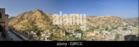 Vista panoramica di Amer Palace permanente sulla cima di una collina nel Rajasthan, India Foto Stock