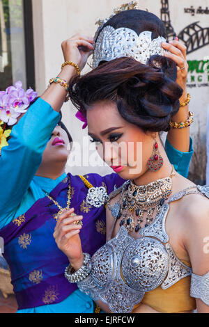 Thailandia Chiang Mai, annuale Chiang Mai Festival dei Fiori, Femmina partecipante Foto Stock